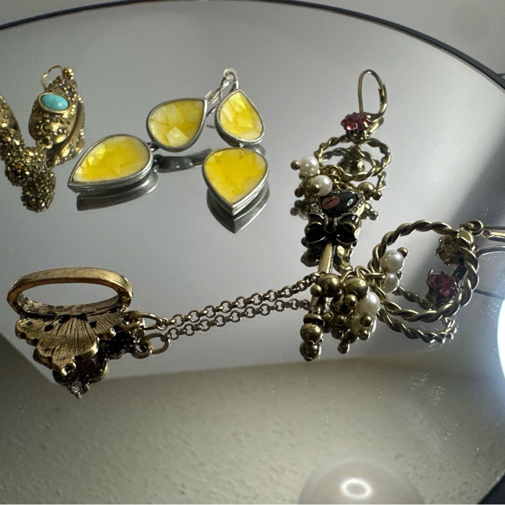 4 pairs of pierced earrings